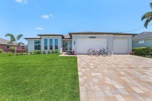 Exterior - Heated Saltwater Pool, Gulf Access, Dock & Bikes - Casa De Palmas - Roelens (Cape Coral)