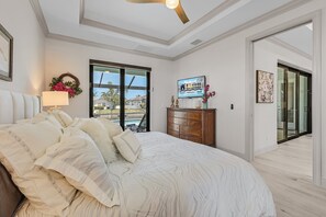 3 bedrooms, iron/ironing board, free WiFi, bed sheets - Heated Saltwater Pool, Gulf Access, Dock & Bikes - Casa De Palmas - Roelens (Cape Coral)