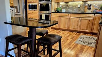 KĂŒhlschrank, Mikrowelle, Ofen, Herdplatte