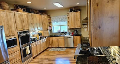 Lake Helena Lookout: Gourmet Kitchen, Gorgeous Views, Unforgettable Stay
