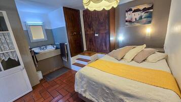 1 slaapkamer, een strijkplank/strijkijzer, gratis wifi, beddengoed