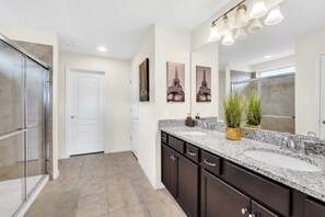 Hair dryer, towels, soap, toilet paper - Spacious 5BR Pool Spa Villa Kissimmee Near Disney ,8 (Kissimmee)