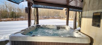 Pocono Private lake setting with, Hot Tub, boat dock, fishing, Swimming, Canoe