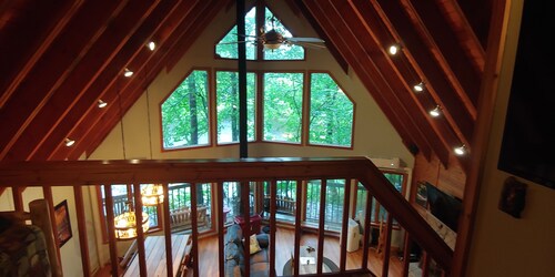 Pocono Private lake setting with, Hot Tub, boat dock, fishing, Swimming, Canoe