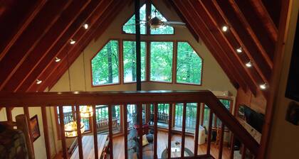 Pocono Private lake setting with, Hot Tub, boat dock, fishing, Swimming, Canoe
