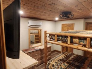 5 bedrooms, WiFi, bed sheets - Pocono Private lake setting with, Hot Tub, boat dock, fishing, Swimming, Canoe (Cresco)