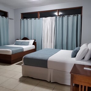 1 quarto, cofres nos quartos, ferros/tábuas de passar roupa