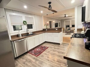 Frigorifero, microonde, forno, piano cottura