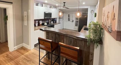 1920’s Farmhouse - 3bed/2bath - Pet Friendly