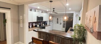1920’s Farmhouse - 3bed/2bath - Pet Friendly