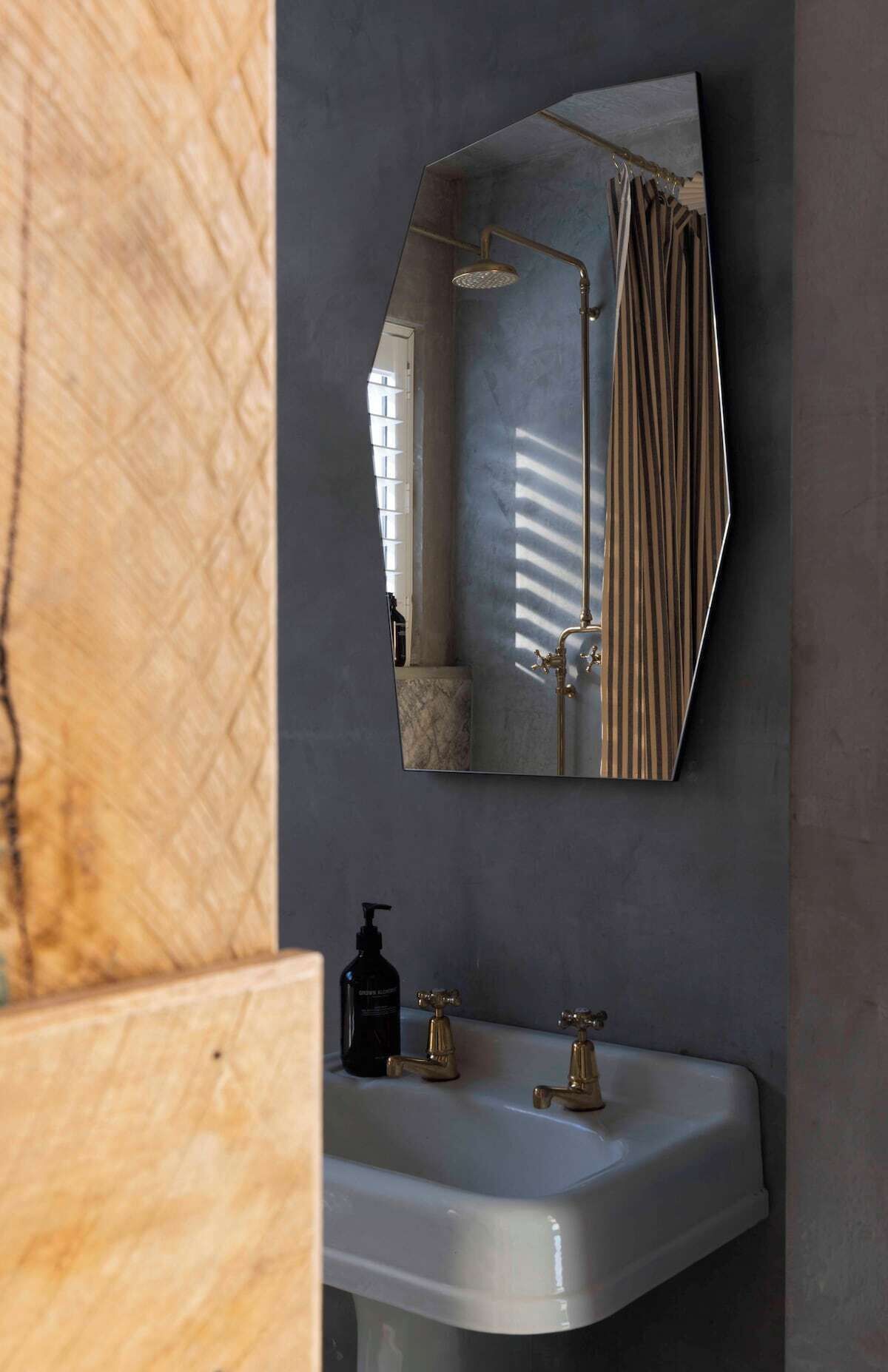 Een douche, een haardroger, handdoeken, shampoo
