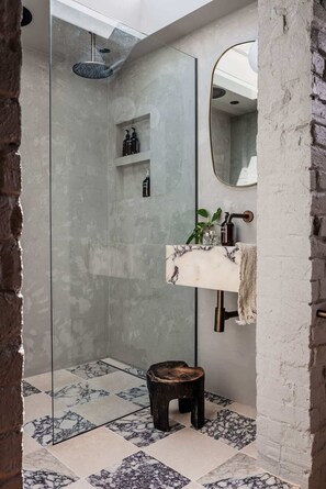 Dusche, Haartrockner, Shampoo
