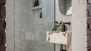 Dusche, Haartrockner, Shampoo