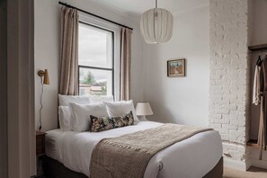 2 bedrooms, iron/ironing board, travel cot, WiFi - The Top Floor at Collected Places Hobart (North Hobart)