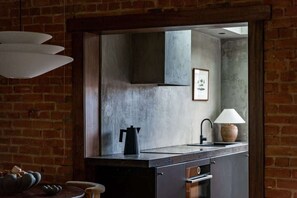 Micro-ondes, four, plaque de cuisson, cafetière/bouilloire