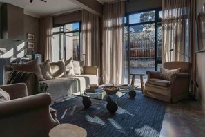 Televisión, chimenea, estéreo y oficina 