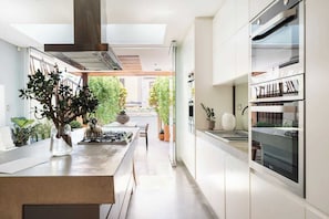 Een koelkast, een magnetron, een oven, een kookplaat