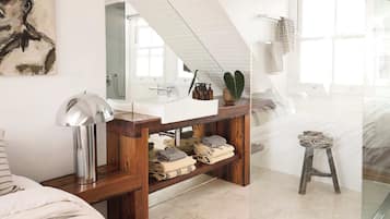 3 soverom, skrivebord, strykejern/-brett og reiseseng for barn