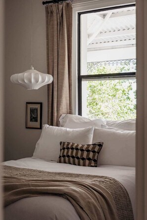 6 habitaciones, escritorio y tabla de planchar con plancha 