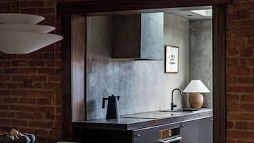Coffee/tea maker, fridge, microwave, oven