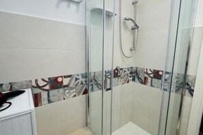 Regadera, secadora de cabello, bidet, toallas 