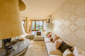 Télévision, cheminée, baby-foot