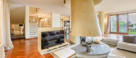 Télévision, cheminée, baby-foot