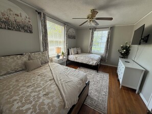 3 Schlafzimmer, Schreibtisch, Bügeleisen/Bügelbrett, WLAN