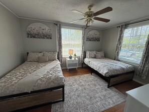 3 bedrooms, desk, iron/ironing board, free WiFi - Charming 3BR  Minutes to Moody AFB, Downtown & VSU (Valdosta)