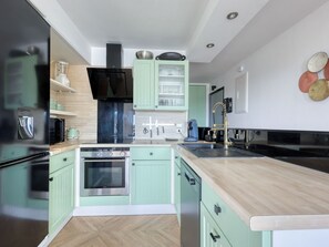 Kühlschrank, Mikrowelle, Ofen, Geschirrspüler