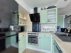 Réfrigérateur, four à micro-ondes, un four, lave-vaisselle