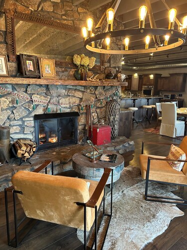 Lakefront Retreat! Unique,Rustic Elegance. Sleeps 15 Dog Friendly/FISHING dream!