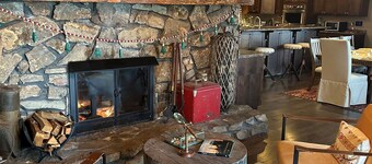 Lakefront Retreat! Unique,Rustic Elegance. Sleeps 15 Dog Friendly/FISHING dream!