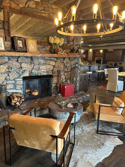 Lakefront Retreat! Unique,Rustic Elegance. Sleeps 15 Dog Friendly/FISHING dream!