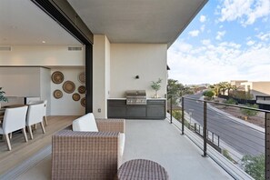 Outdoor dining - Luxury 2-bedroom condo with AC, WiFi in beautiful Scottsdale at the Phoenician (Scottsdale)