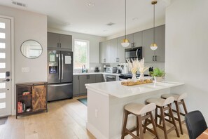Private kitchen - Private Pool, Firepit, Patio Steps to East Austin Dining, Music, Art, Murals (Austin)