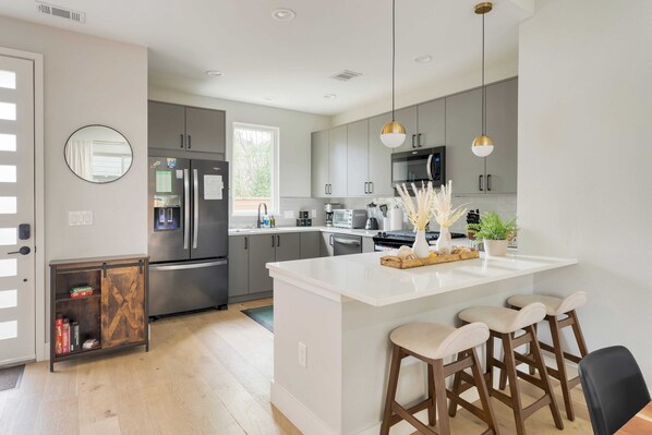 House (2 Bedrooms) | Interior - Private Pool, Firepit, Patio Steps to East Austin Dining, Music, Art, Murals (Austin)