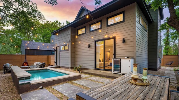 A modern house with a swimming pool, outdoor seating, and a deck. - Private Pool, Firepit, Patio Steps to East Austin Dining, Music, Art, Murals (Austin)