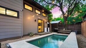 House (2 Bedrooms) | Front of property - Private Pool, Firepit, Patio Steps to East Austin Dining, Music, Art, Murals (Austin)