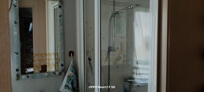 Een douche, handdoeken, toiletpapier