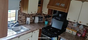 Microwave, oven - Charming 3-bedroom caravan with AC, WiFi in fantastic Morecambe (Morecambe)