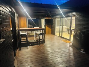 Outdoor dining - Brand New 3-bedroom house with lake and mountain views, AC, lots of TVs, Te Anau (Te Anau)