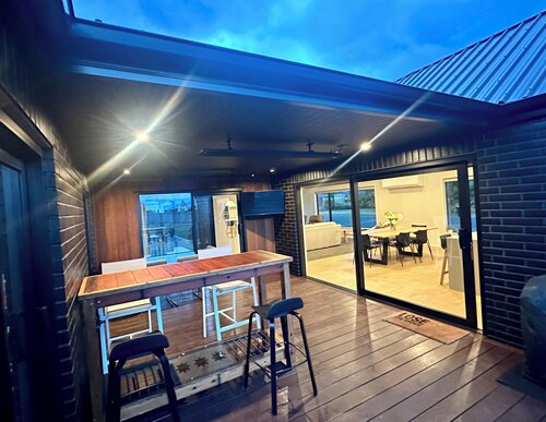 Brand New 3-bedroom house with lake and mountain views, AC, lots of TVs, Te Anau