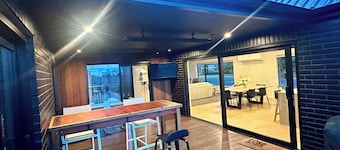 Brand New 3-bedroom house with lake and mountain views, AC, lots of TVs, Te Anau