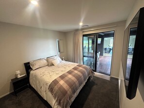 3 bedrooms, iron/ironing board, WiFi, bed sheets - Brand New 3-bedroom house with lake and mountain views, AC, lots of TVs, Te Anau (Te Anau)