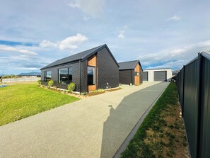 Exterior - Brand New 3-bedroom house with lake and mountain views, AC, lots of TVs, Te Anau (Te Anau)