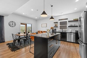 Fridge, microwave, oven, stovetop - Rocky Shores Luxury- Hot Tub, Game Room, & Pools (Hollister)