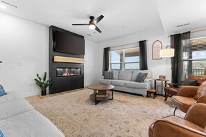 Smart TV, chimenea y videojuegos