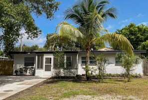 House | 5 bedrooms, desk - Pool Home in Seminole 5miles to Beach (Seminole)