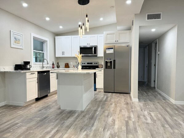 House | 5 bedrooms - Fresh Renovated Pool Home w 5 Bedrooms Near Beach (Seminole)